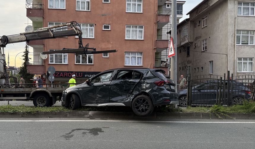 Rize'de otomobille kamyonetin çarpıştığı kazada 5 kişi yaralandı