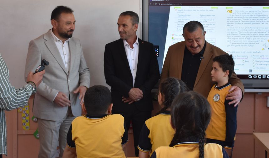 Sınıf başkanı seçilen öğrencinin vaadiyle Kelkit Belediye Başkanı Ünal Yılmaz okula geldi