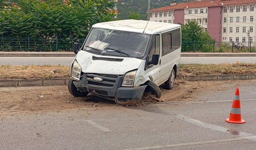 Amasya'da aydınlatma direğine çarpan minibüsteki 4 kişi yaralandı
