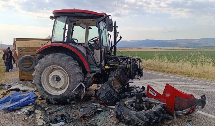 Amasya'da traktör ile hafif ticari araç çarpıştı, 3 kişi öldü, 3 kişi yaralandı