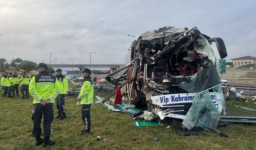 OTOBÜS KAZA YAPTI, 15 KİŞİ YARALANDI