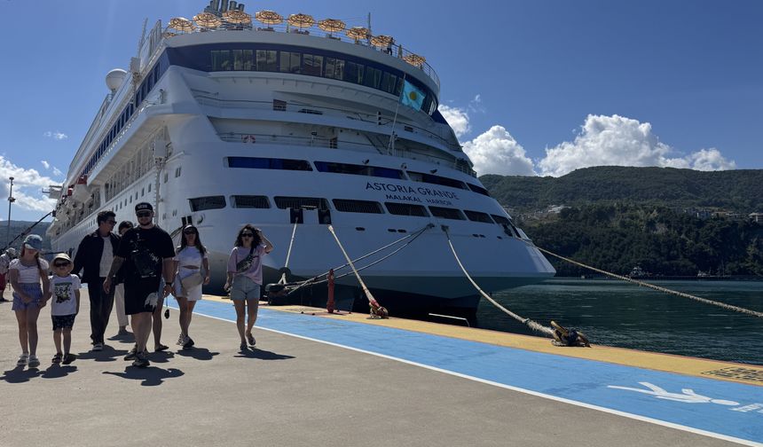 'Astoria Grande' kruvaziyeri 1085 yolcusuyla Amasra'ya geldi
