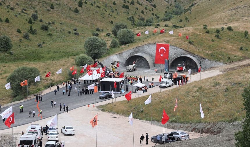 Bakan Uraloğlu, Sivas'ta Çamlıbel Tüneli Temel Atma Töreni'nde konuştu: