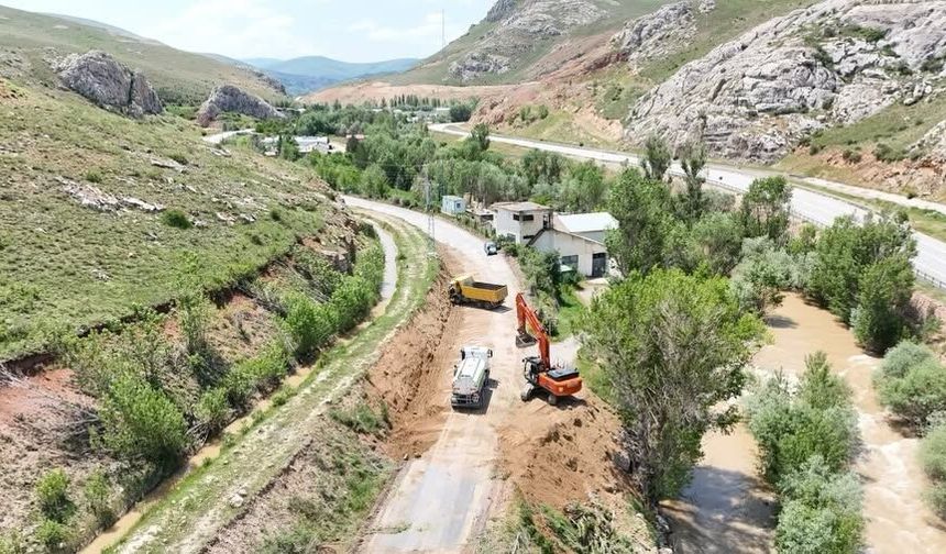 Bayburt'ta köy yollarında asfalt çalışmaları sürüyor