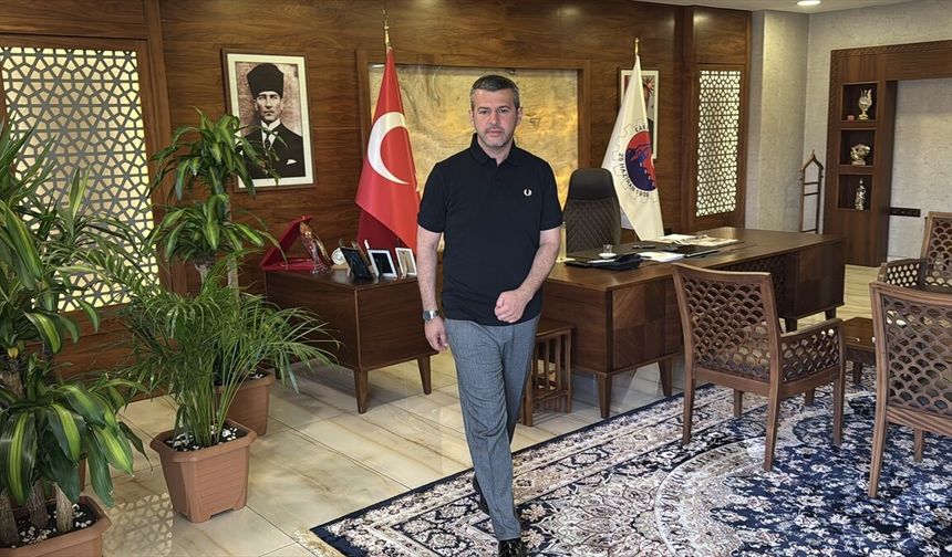 Belediye başkanı makam odasının balkonundaki güvercin ailesine sahip çıktı
