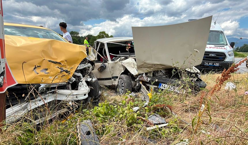 Bolu'da taksi ile otomobilin çarpıştığı kazada 5 kişi yaralandı