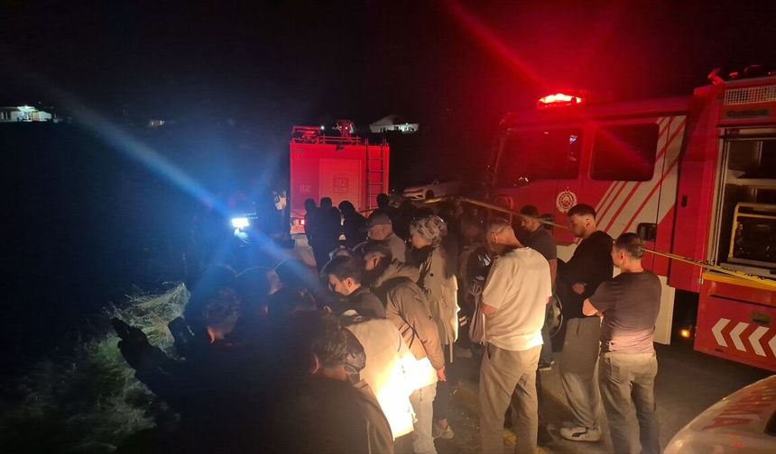 ŞARAMPOLE DEVRİLDİ, SÜRÜCÜ YARALANDI