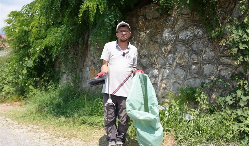 YOL KENARINDA ALTIN DOLU ÇANTA BULDU