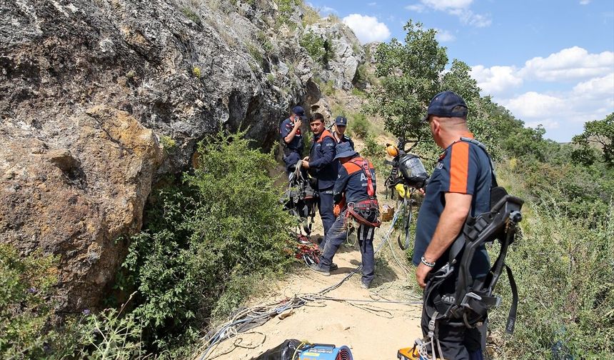 GÜNCELLEME - Çorum'da mağarada mahsur kalan kişiyi kurtarmak için yapılan çalışmalara ara verildi