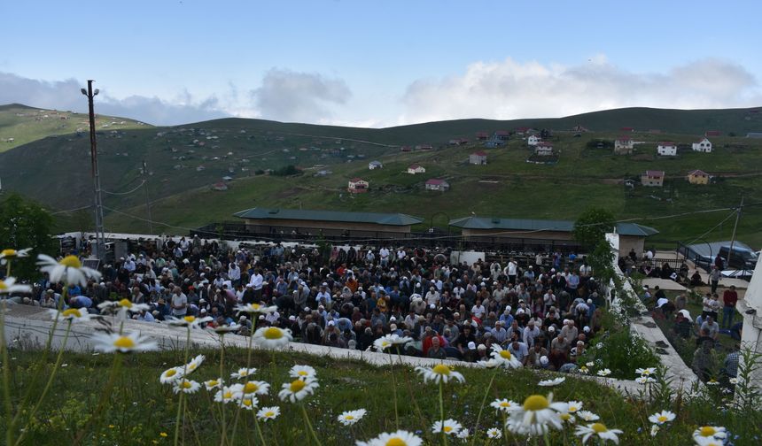 Kadırga Yaylası'ndaki üstü açık tarihi camide cuma namazı kılındı