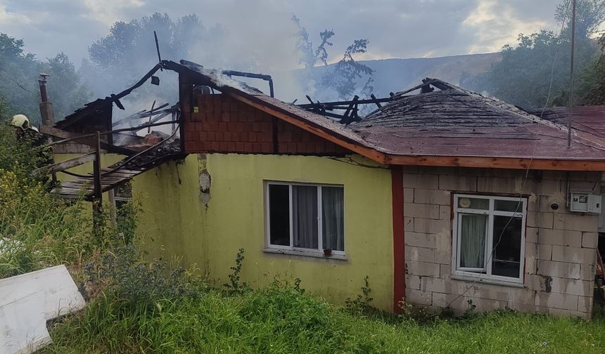 Kastamonu'da çıkan yangında evde hasar oluştu
