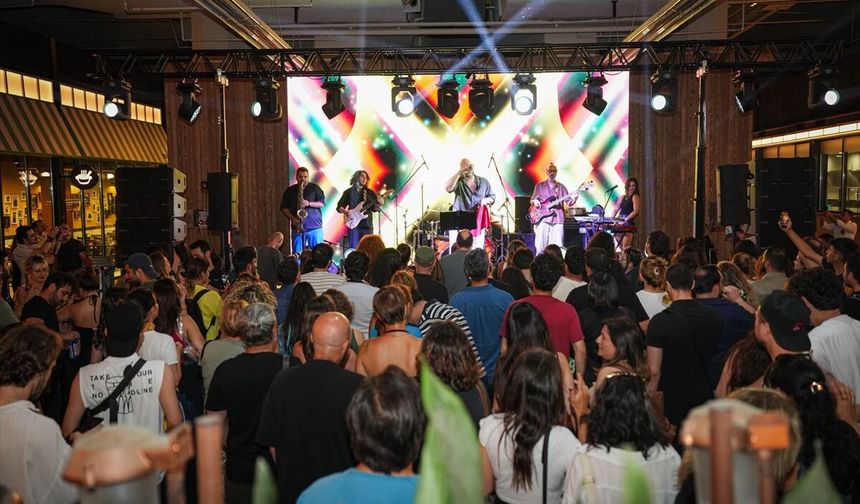QNB Terminal Kadıköy'de 7DE7'nin birinci yılı Yaz Konserleri Serisi ile kutlandı