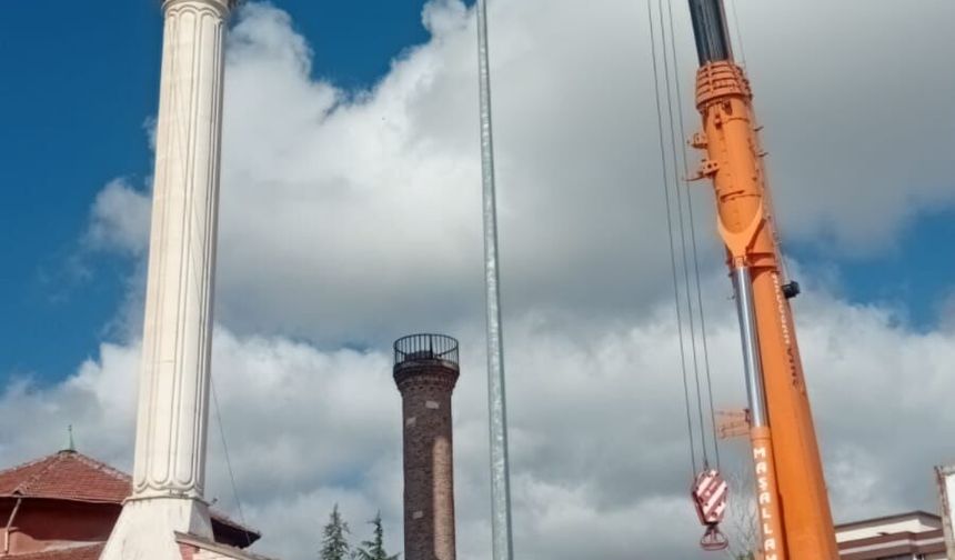 Tokat'ta geçen yılki depremlerde zarar gören minare kontrollü olarak yıkıldı