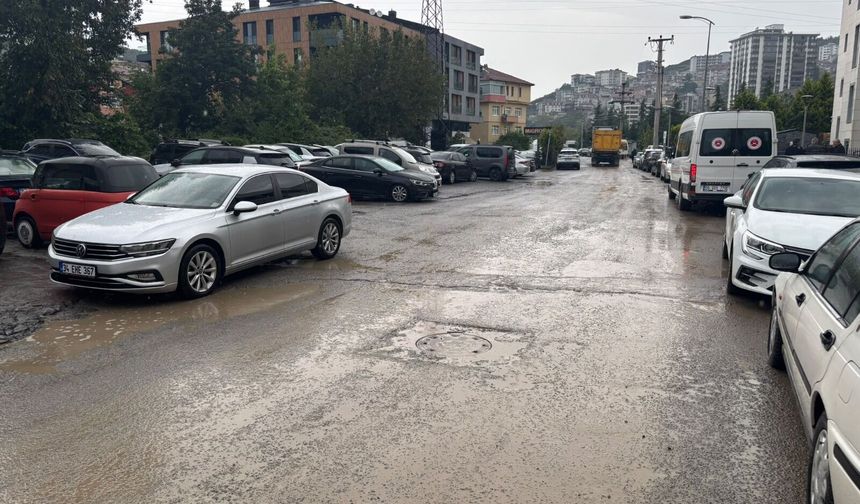 ADLİYE VE VERGİ DAİRESİ GÜZERGAHI ÇAMUR İÇİNDE