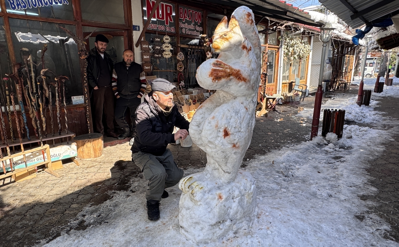 Zonguldak'ta Baston Ustası Kardan Sincap Yaptı