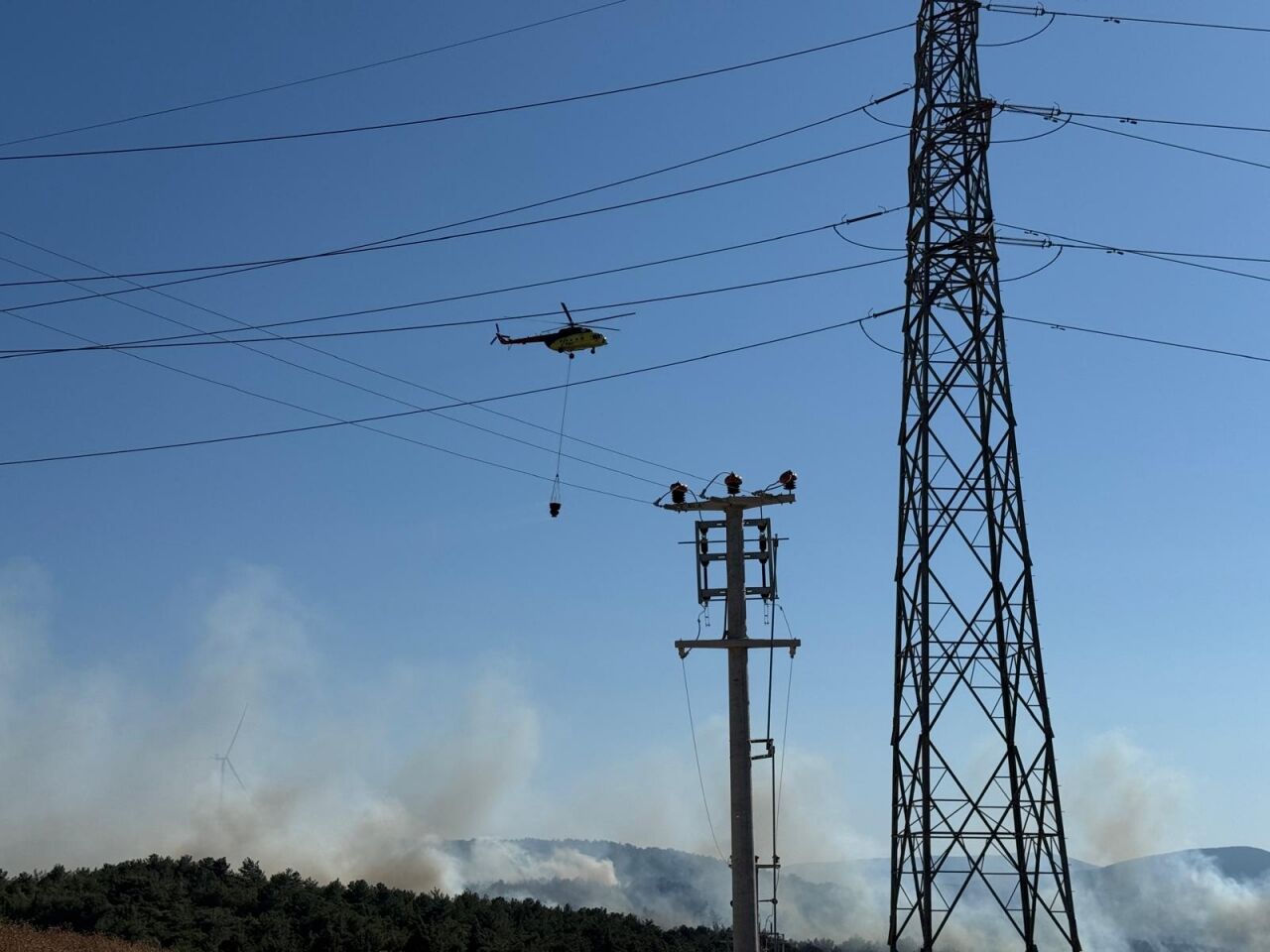 İzmir'in Urla ilçesinde çıkan orman yangınına müdahale ediliyor