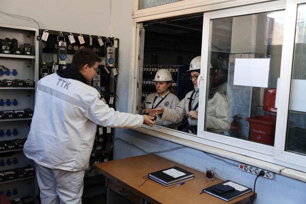 A A 20251203 39876950 39876946 K O M U R K E N T I N I N K A D I N M U H E N D I S L E R I Y E R A L T I N I N Z O R L U K O S U L L A R I N D A C A L I S I Y O R