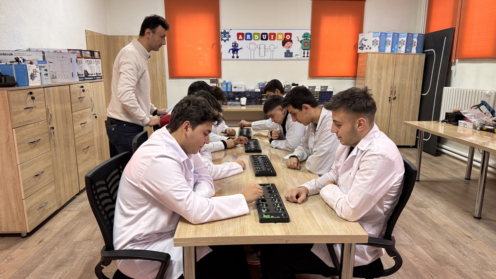 A A 20251222 40045774 40045769 T U R K O G R E N C I L E R Y A B A N C I A K R A N L A R I Y L A G E L E N E K S E L M A S A O Y U N L A R I N I D I J I T A L O R T A M A T A S I D I