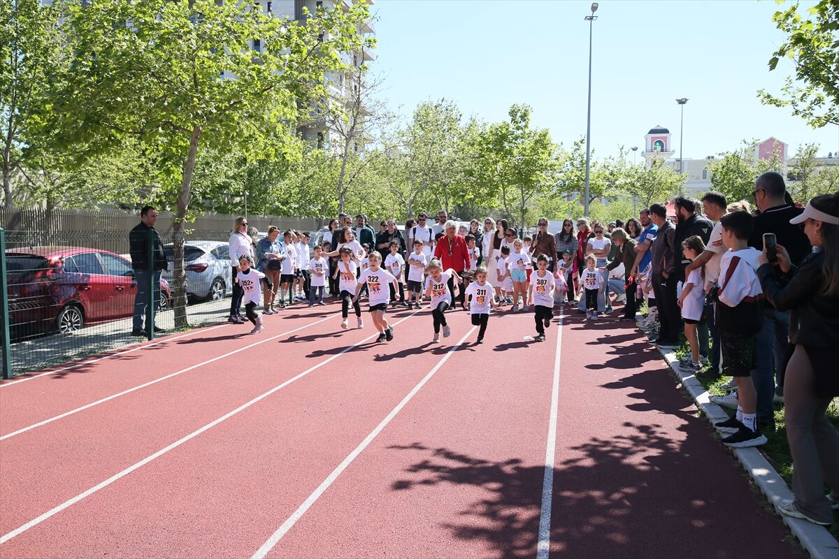 İzmir'de çocuklar 'koşamayan arkadaşları' için koştu