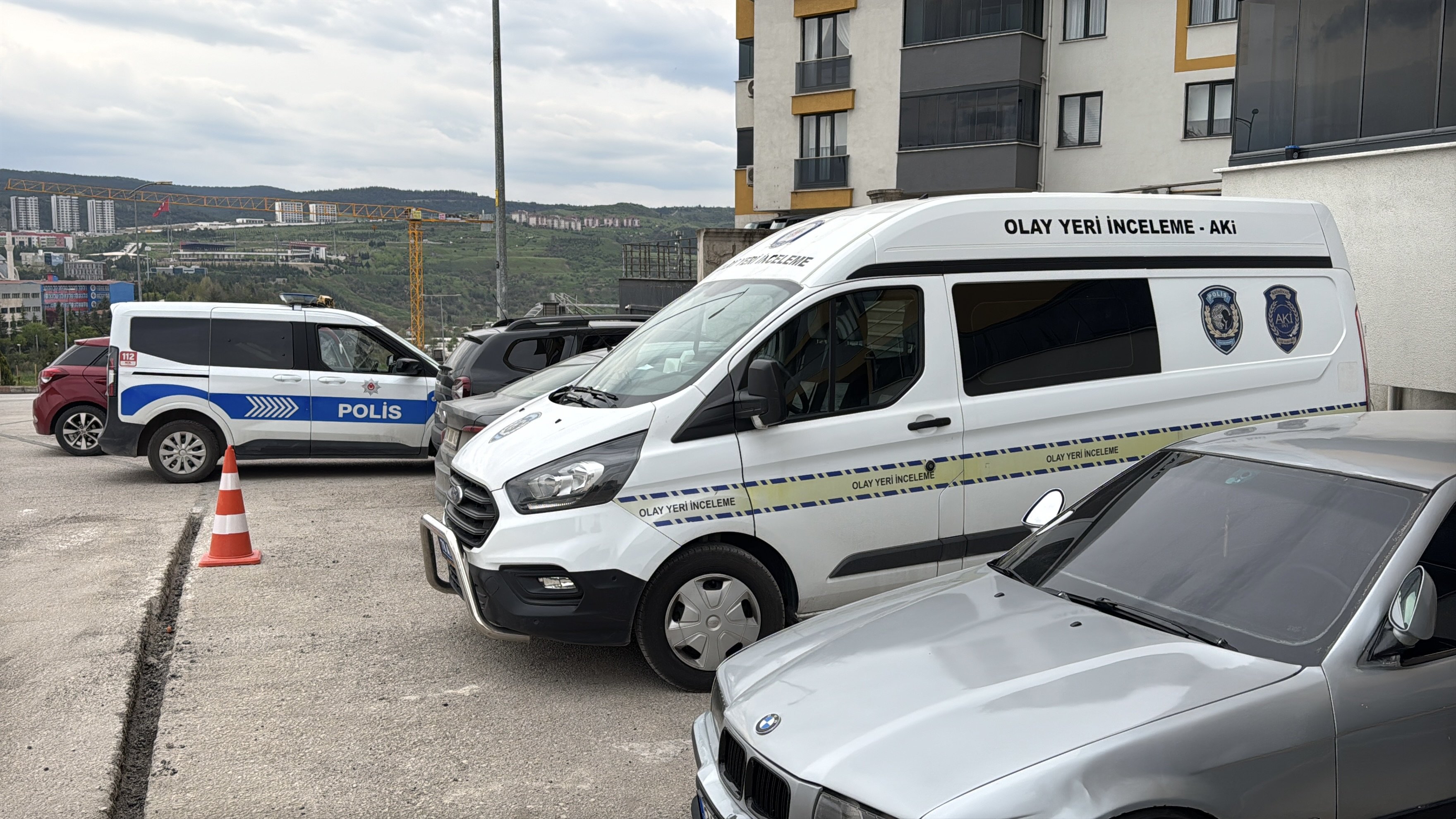 EVİNİN ÖNÜNDE ÖLÜ BULUNDU