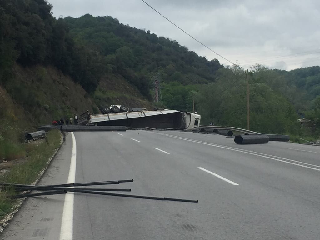 TIR DEVRİLDİ, EREĞLİ OSB YOLU KAPANDI