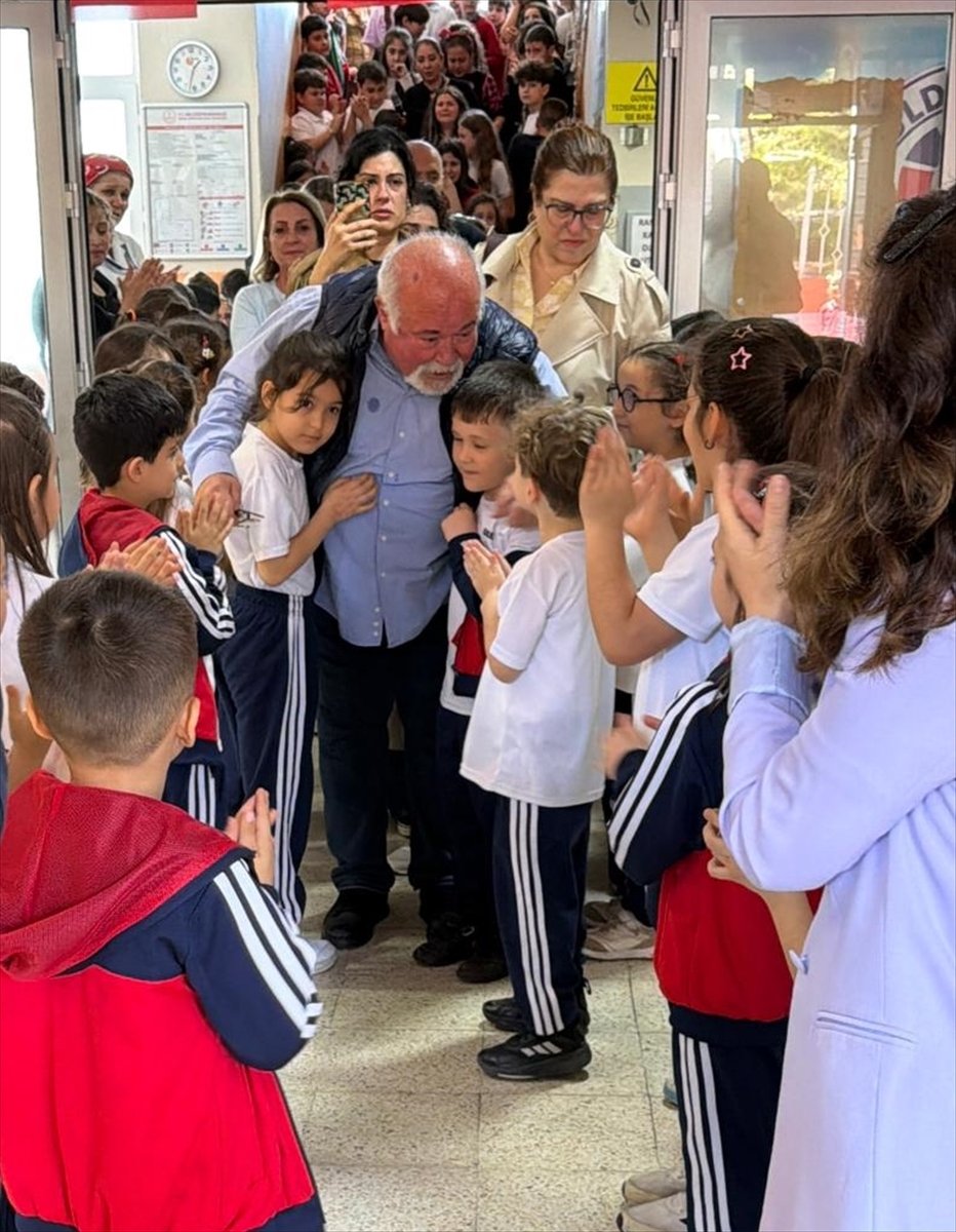 Zonguldak'ta Emekli Olan 43 Yıllık Öğretmene Duygusal Veda