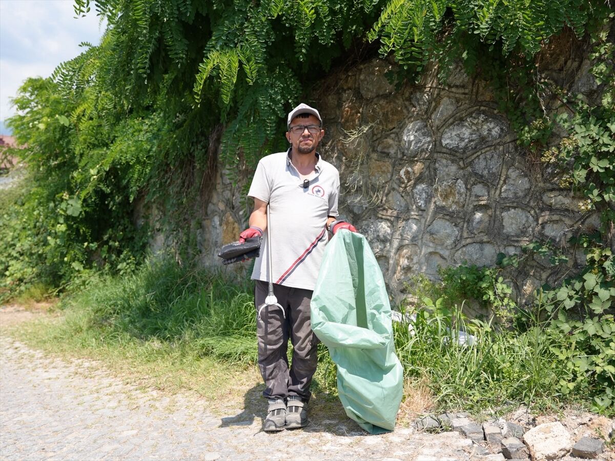 YOL KENARINDA ALTIN DOLU ÇANTA BULDU