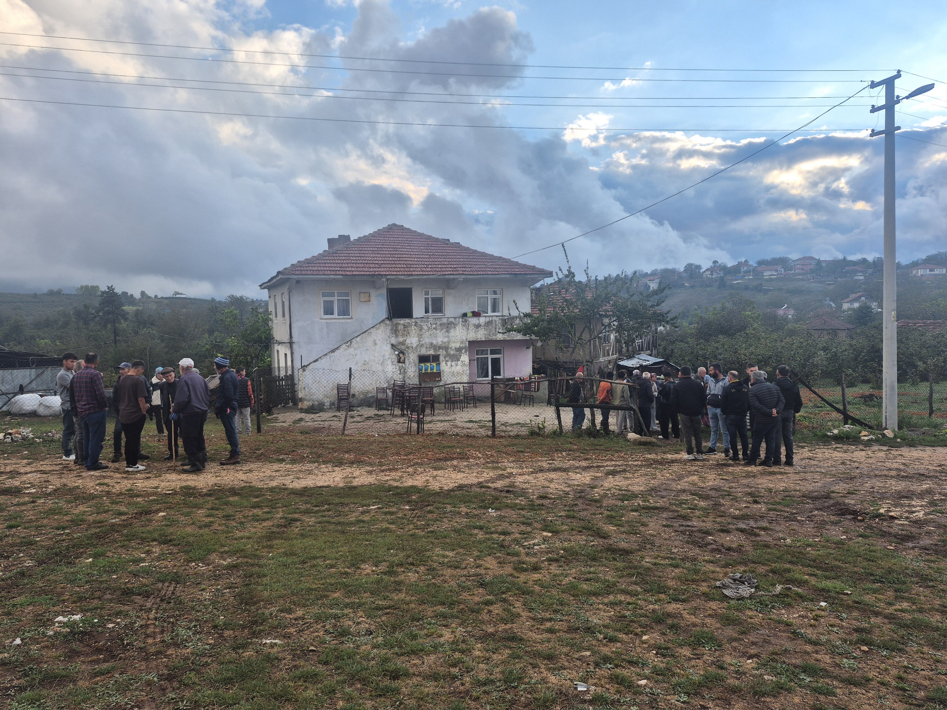 FINDIK BAHÇESİNDE ÖLÜ BULUNDU