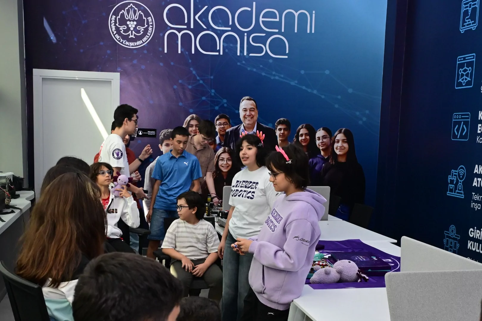 Akademi Manisa'da gençlere robotik ve mühendislik deneyimi