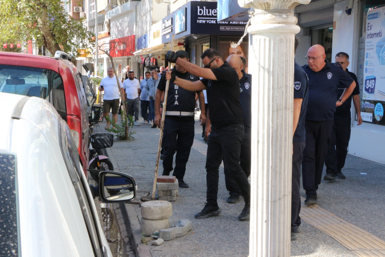 Balıkesir Edremit'te kaldırım işgallerine zabıtadan denetim