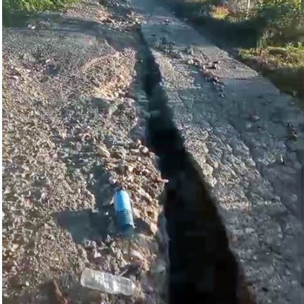 AŞIRI YAĞIŞLARDAN SONRA YOLDA DERİN ÇUKURLAR OLUŞTU