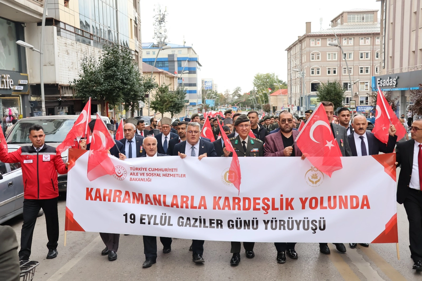 Erzurum'da gaziler için anlamlı yürüyüş