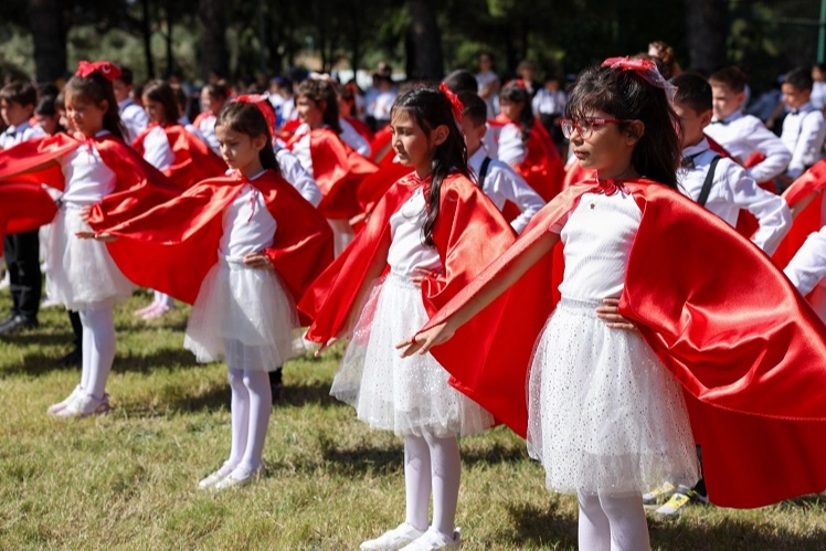 İzmir Aliağa'da eğitim öğretim yılı törenle başladı