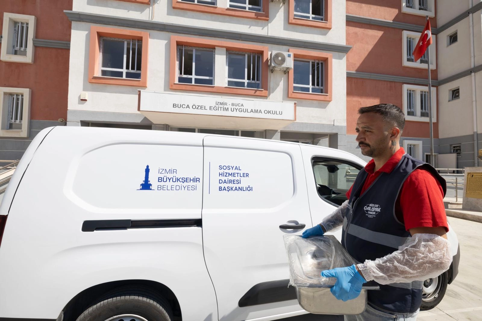 İzmir Büyükşehir'den özel gereksinimli öğrencilere sıcak destek