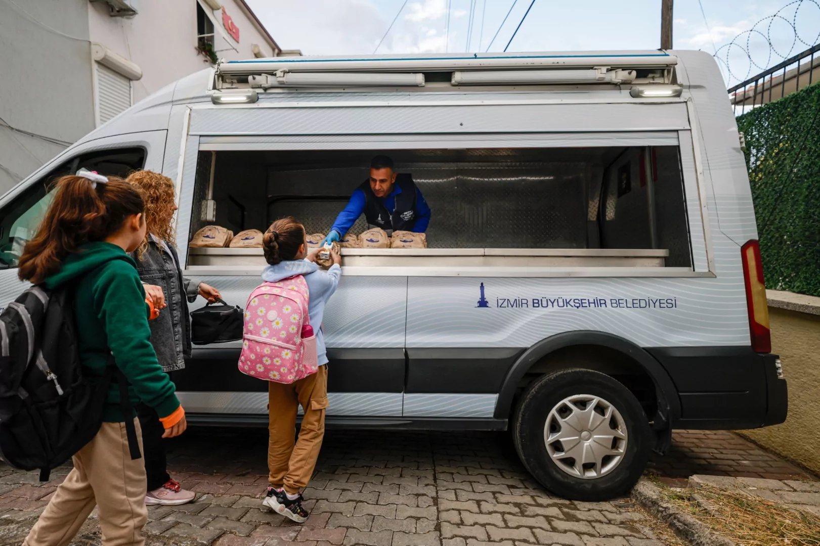 İzmir'de velilerin gönlü rahat, miniklerin karnı tok