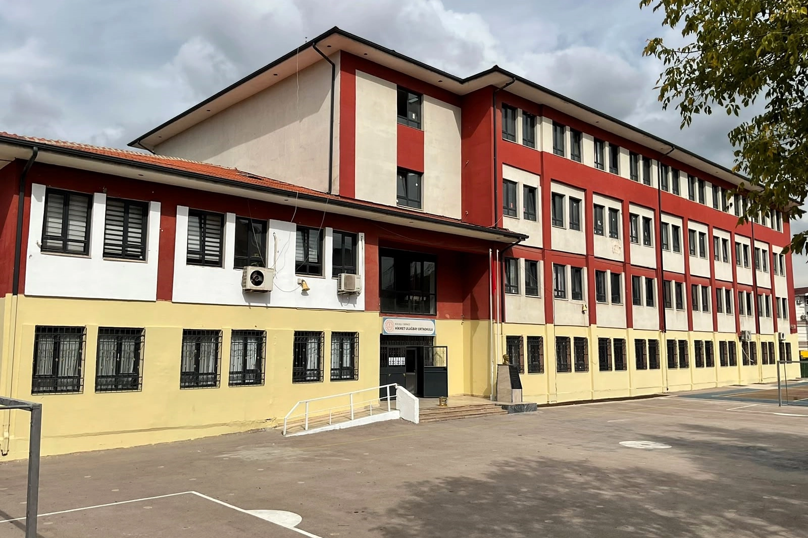 Kocaeli Büyükşehir'den okullara 7,3 milyon TL'lik boya desteği