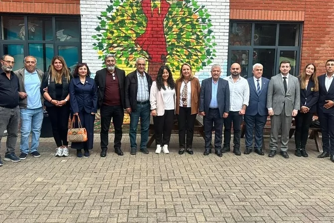 Semra Dinçer Londra'da CHP İngiltere Birliği üyeleriyle buluştu