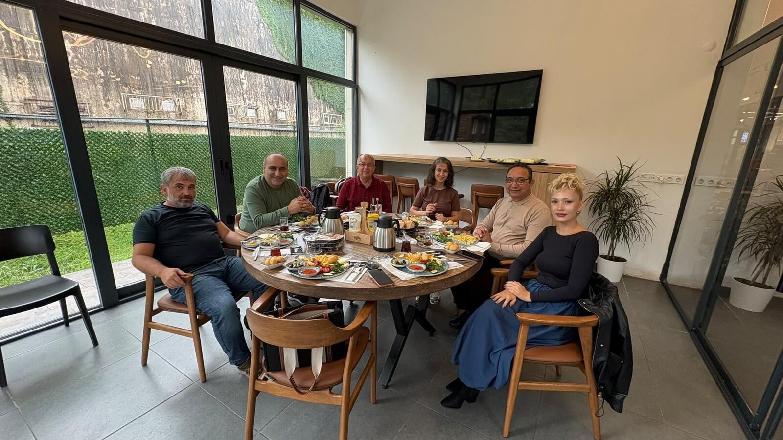 MİDWAY CAFE'DE TOPLANDILAR