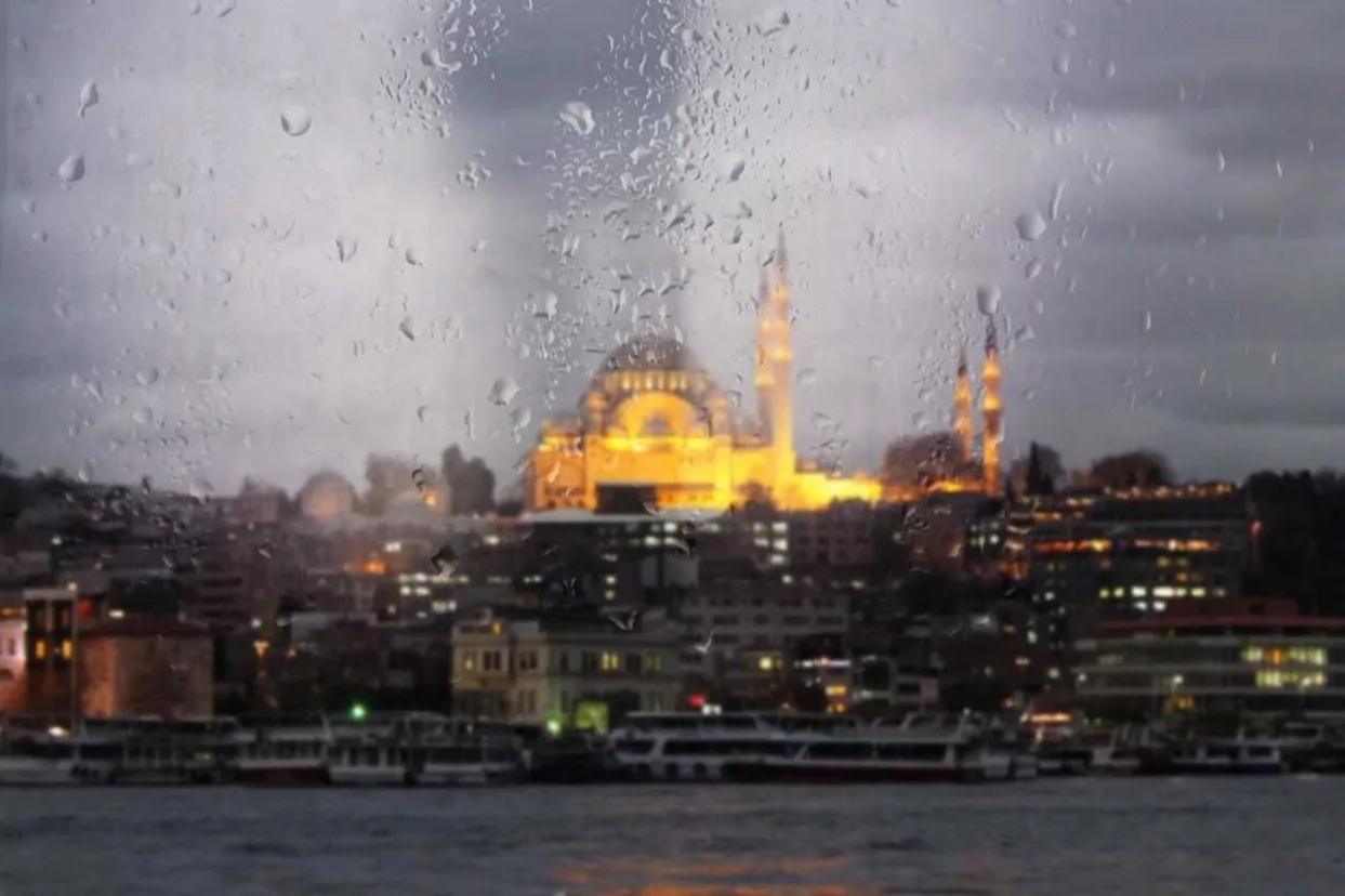 İstanbul'da eğitime 1 gün ara verildi! Motosikletlerin trafiğe çıkışı yasaklandı