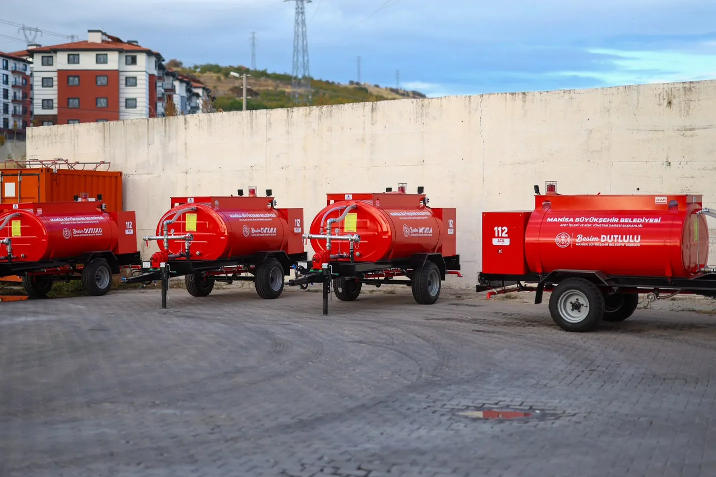 Manisa Demirci'de yangınlara karşı tanker desteği