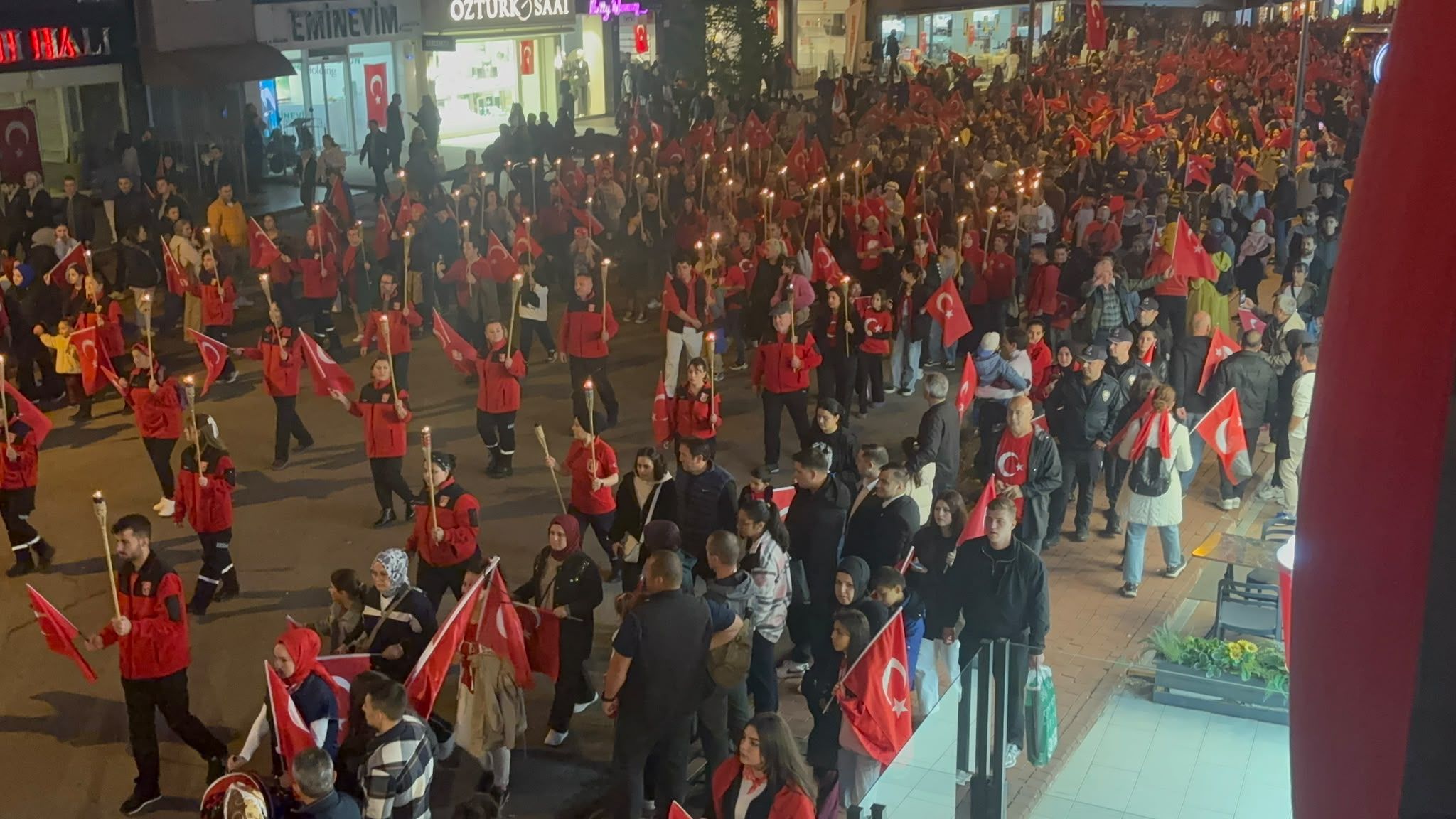 EREĞLİ'DE BİNLERCE İNSAN CUMHURİYET İÇİN YÜRÜDÜ